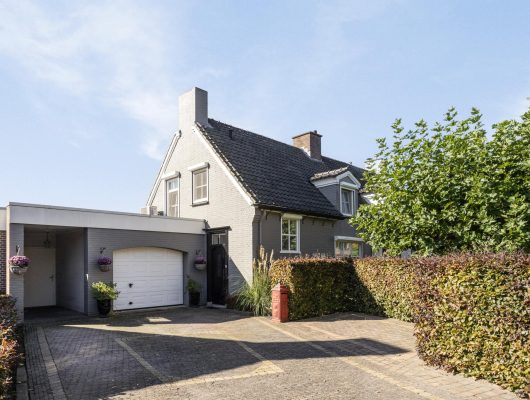 Hoofdfoto van Angeren Pastoor Versteegstraat 2